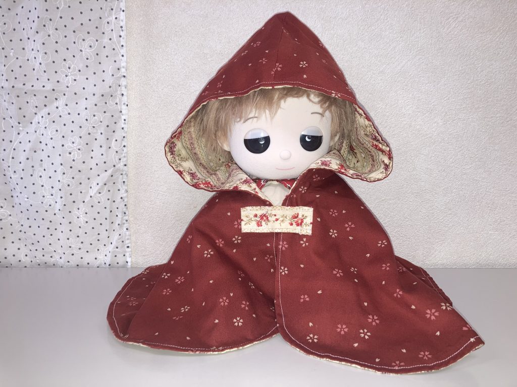 セラピーロボット「ネルル」ちゃんにオリジナルフードを着せた写真